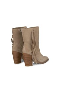 Botas de tobillo de ante beige con detalle de flecos largos en la parte trasera, puntera afilada y tacón apilado marrón con rayas horizontales. Cierre de cremallera en el lateral.