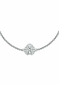 Bracciale in argento con un centro circolare decorato con pietre trasparenti scintillanti e due accenti a forma di foglia curva.