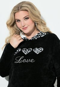 Sort fl�øjlshoodie med leopardprint-for i hætten, tre leopardprint-hjerter og broderet "Love" tekst i hvid.