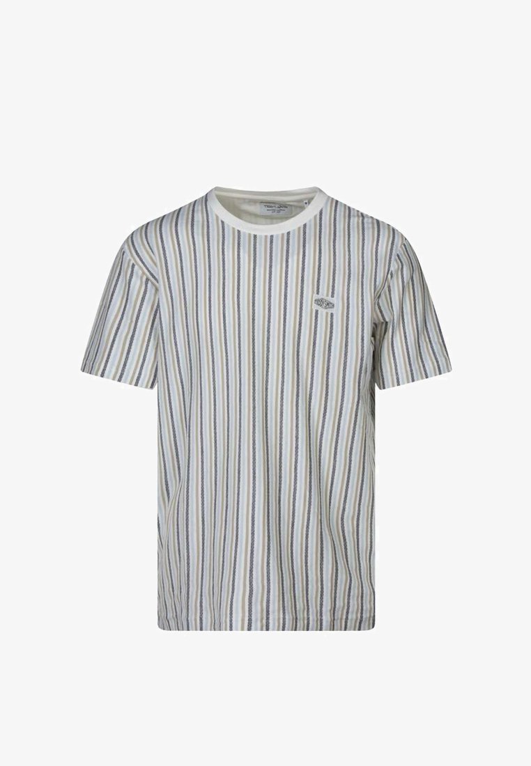 T-shirt à manches courtes et col rond avec de fines rayures verticales en bleu, gris et beige sur fond blanc, orné d'un petit écusson logo sur la poitrine.