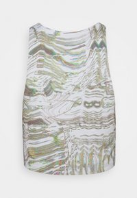 Biały top bez rękawów z abstrakcyjnymi falistymi liniami w stonowanych odcieniach złota, zieleni, niebieskiego i czerwieni, tworzącymi zniekształcony marmurowy efekt.