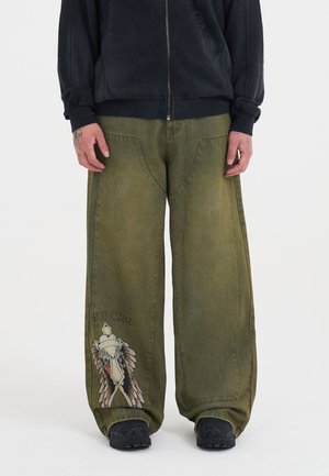 Olijfgroene wijd-uitlopende jeans met intrigerend vleugelgrafiek en tekstdetail; heeft een vervaagde textuur en twee achterzakken.