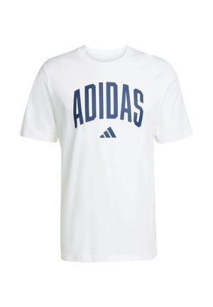 T-shirt bianco a maniche corte in cotone, con un grande logo navy "ADIDAS" e un iconico design a tre strisce sopra il logo.