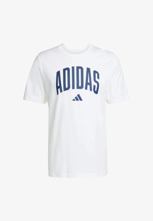 T-shirt bianco a maniche corte in cotone, con un grande logo navy "ADIDAS" e un iconico design a tre strisce sopra il logo.