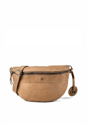 Riñonera de cuero marrón con cierre de cremallera, correa ajustable, emblema de ancla en el frente y etiqueta redonda de cuero adjunta.