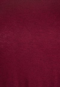 Bordeauxkleurige katoenen stof met een gladde textuur, gelijkmatig geverfd, met minimale onvolkomenheden en een egaal oppervlak zonder patronen of accenten.