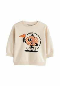 Cremfarbener Sweatshirt mit rundem Ausschnitt und Ballonärmeln. Mit einer Grafik eines lächelnden Kürbisses, der eine Flagge hält, und mit Text darunter.