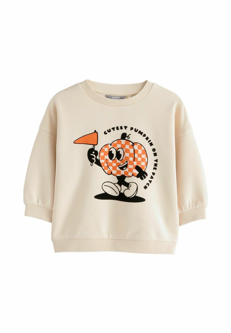 Cremfarbener Sweatshirt mit rundem Ausschnitt und Ballonärmeln. Mit einer Grafik eines lächelnden Kürbisses, der eine Flagge hält, und mit Text darunter.