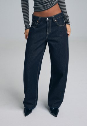 Stradivarius, D80 BARREL FIT JEANS 01416566 - Jean baggy - dark-blue denim