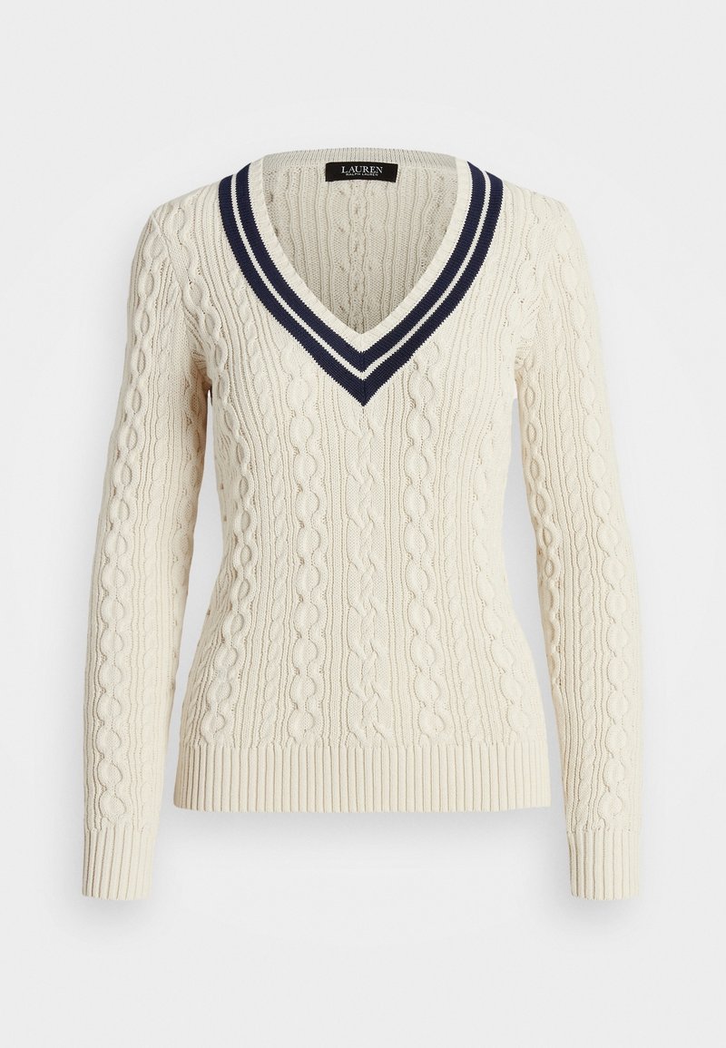 Maglione a trecce color crema con scollo a V e dettagli a strisce blu navy, con polsini e fondo a costine. Offre un aspetto testurizzato e accogliente.