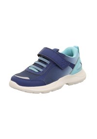 Sneakers z granatowym syntetycznym wierzchem, jasnoniebieskimi akcentami, szerokim paskiem na rzep oraz teksturowaną białą gumową podeszwą.