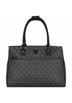 Sac à main gris Guess avec des poignées noires, orné de logos répétés, avec une plaque triangulaire centrale du logo de la marque Guess.