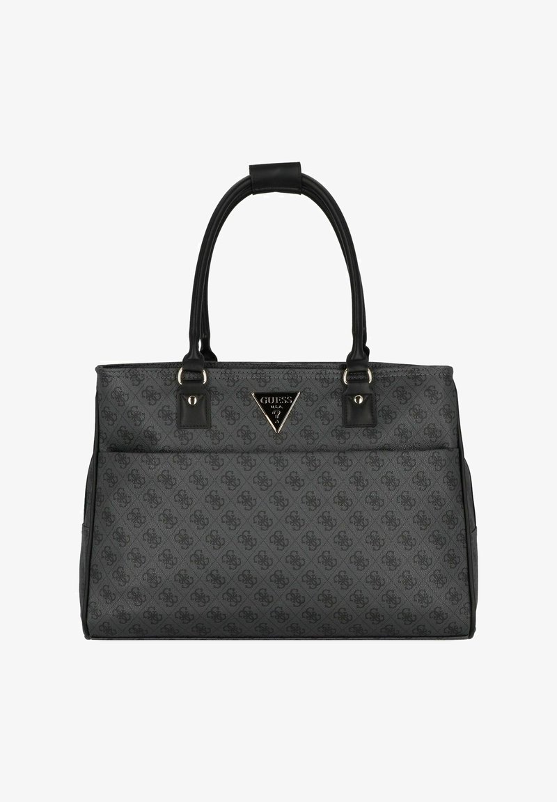 Sac à main gris Guess avec des poignées noires, orné de logos répétés, avec une plaque triangulaire centrale du logo de la marque Guess.
