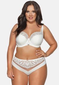 Set di reggiseno e mutandine bianche con dettagli in pizzo, finitura liscia, supporto con ferretto e ritagli decorativi sulla vita.
