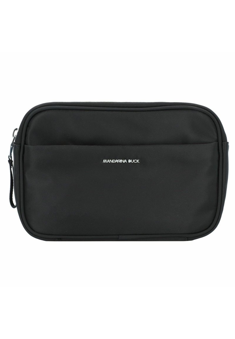 Funda negra con cremallera hecha de nylon duradero con una superficie texturizada. Cuenta con un bolsillo frontal y un logotipo "Mandarina Duck" en plata.
