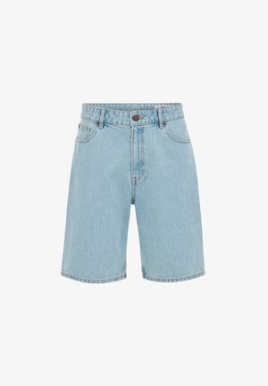 Svijetloplave traper kratke hlače s prednjim kopčanjem na gumbe, zatvaračem, petljama za remen i džepovima. Ležeran dizajn do koljena.