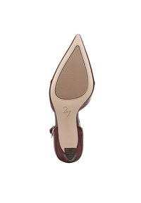 Chaussure à talons aiguilles bordeaux avec un bout pointu. Tige en cuir lisse et semelle beige présentant un motif texturé au niveau du talon.