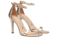 Sandalias de tacón alto metálicas doradas con una correa en el tobillo, punta abierta y plantilla de cuero suave. Presenta un tacón delgado tipo stiletto y un diseño minimalista.