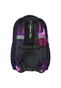Batoh s černou tkaninou, fialovým a růžovým galaxiovým vzorem na ramenních popruzích. Obsahuje nastavitelné popruhy a štítek "GROW SYSTEM".