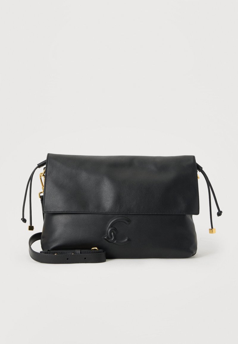 Μαύρο δερμάτινο clutch τσάντα με πτυσσόμενο καπάκι, ρυθμιζόμενο ιμάντα, χρυσά εξαρτήματα και ανάγλυφο διασταυρούμενο λογότυπο C εμπρός.