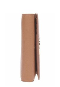Portafoglio in finta pelle marrone con una finitura testurizzata, profilo sottile e design minimalista. Presenta un piccolo accento metallico.