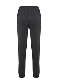 Donkergrijze sportbroek met een elastische tailleband, taps toelopende pijpen en zijzakken. De gladde stof heeft een subtiele textuur.