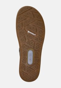 Suela de zapato de goma marrón con un patrón de relieve texturizado. Presenta el logo "Michelin" y la marca "Camper" en el centro.