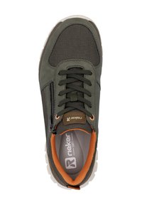 Zelená sportovní bota se semišovými a síťovanými materiály, s černými šňůrkami, oranžovým akcentem na límci a bočním zipem pro snadný přístup.