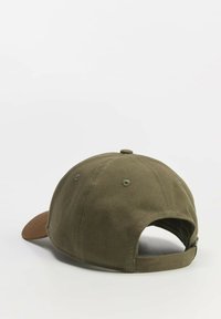 Khaki czapka baseballowa z brązowym daszkiem, wykonana z fakturowanej tkaniny, z otworami wentylacyjnymi i regulowanym paskiem z tyłu.