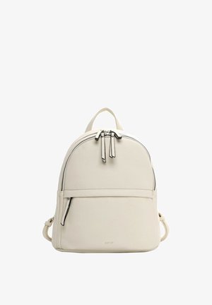 Pequeña mochila color blanco roto con doble cremallera superior, bolsillo frontal con cremallera, correas ajustables y asa de transporte, sobre fondo blanco.