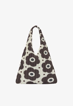 Plisowana torebka na ramię z materiału z czarno-białym dużym wzorem kwiatowym i małymi czerwonymi kropkami, w kształcie trójkąta z szerokim paskiem.