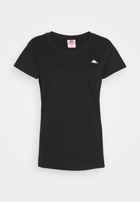 Czarna bawełniana koszulka z krótkim rękawem, okrągłym dekoltem i małym białym haftowanym logo po lewej stronie klatki piersiowej.