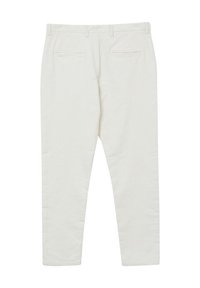 Weiße, leichte Hosen mit glatter Textur, gerade geschnitten, zwei Gesäßtaschen und sauberen Nähten.
