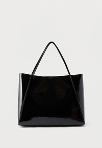 Fekete lakkbőr bevásárlótáska strukturált formával, hosszú, ívelt fogantyúkkal és minimalista dizájnnal. Látható fémalkatrészek vagy minták nélkül.