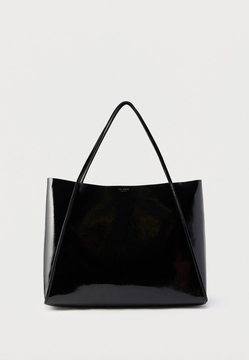 Fekete lakkbőr bevásárlótáska strukturált formával, hosszú, ívelt fogantyúkkal és minimalista dizájnnal. Látható fémalkatrészek vagy minták nélkül.