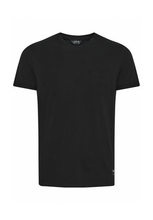 Fekete pamut póló rövid ujjú, kerek nyakkivágással és egyetlen mellzsebbel. Egyszerű dizájn, látható minták vagy kiegészítők nélkül.