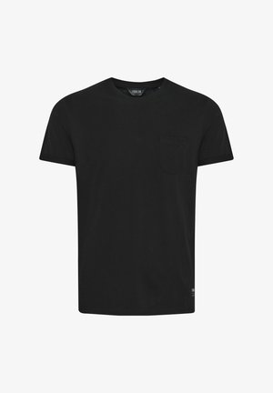 Fekete pamut póló rövid ujjú, kerek nyakkivágással és egyetlen mellzsebbel. Egyszerű dizájn, látható minták vagy kiegészítők nélkül.