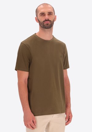 T-shirt in cotone verde oliva con scollatura rotonda, maniche corte e un logo sottile sul petto. Vestibilità regolare e texture liscia.