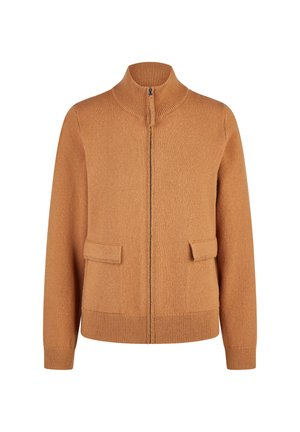 Braune Strickjacke mit Reißverschluss, hohem Kragen und zwei vorderen Klappentaschen, auf weißem Hintergrund dargestellt.
