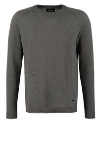 Pull en tricot gris avec des manches longues, col rond et poignets côtelés. Doté d'un tissu texturé et d'une étiquette de marque discrète à l'ourlet.