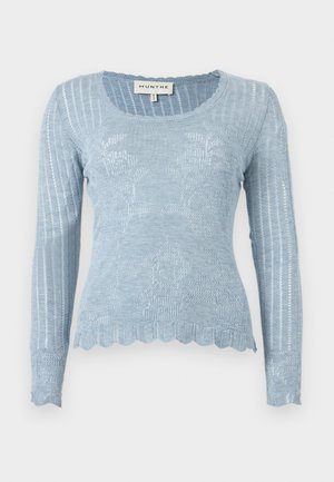 Pull léger en maille bleu clair à manches longues avec motif floral, texture côtelée, ourlet festonné et encolure ronde. Le matériau semble doux et léger.