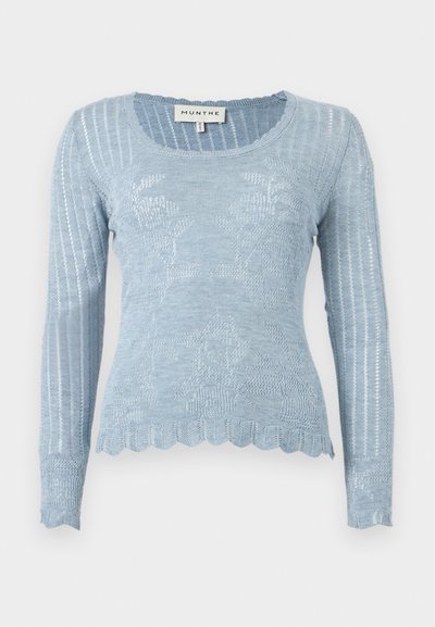 Pull léger en maille bleu clair à manches longues avec motif floral, texture côtelée, ourlet festonné et encolure ronde. Le matériau semble doux et léger.
