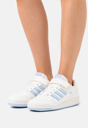 FORUM LOW - Zapatillas - white