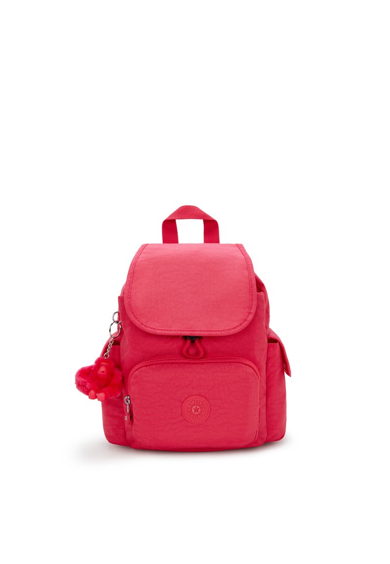 Zaino rosso realizzato in tessuto testurizzato, con chiusura a patta, tasca frontale, tasche laterali e un portachiavi a forma di scimmia.