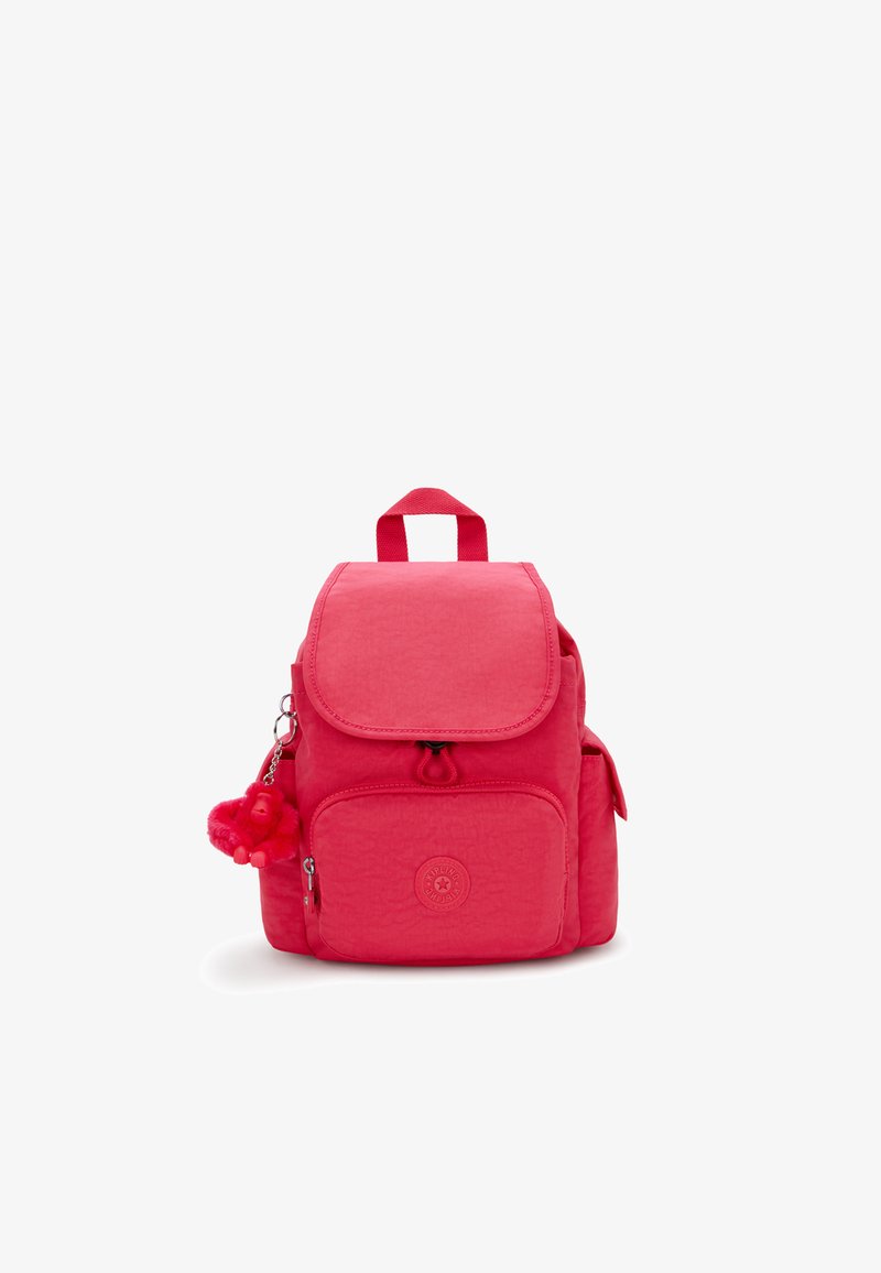Röd ryggsäck i strukturerad tyg, med lockstängning, framficka, sidfickor och en apnyckelring som accessoar.