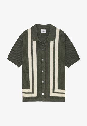 Cardigan à manches courtes, de couleur vert olive, avec des rayures verticales crème, en tricot texturé, et fermeture à six boutons à l'avant.