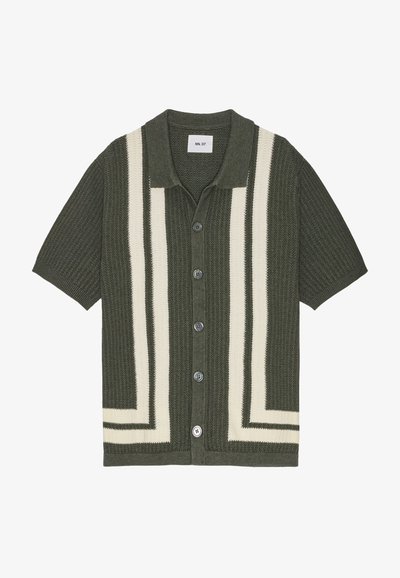 Cardigan a maniche corte, verde oliva con righe verticali crema, lavorato a maglia testurizzata e chiusura frontale con sei bottoni.