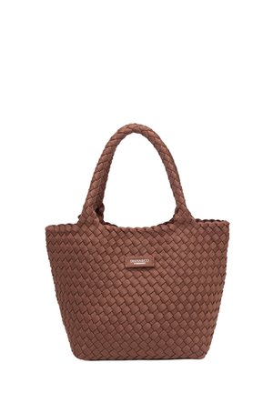 Bruine gevlochten leren tote bag met korte handvatten en een klein rechthoekig label "DIANA&CO FIRENZE" aan de voorkant.