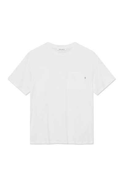 Balta kokvilnas T-krekls ar īsām piedurknēm, apaļu kakla izgriezumu un kreisajā pusē krūšu kabatu. Uz kabatas ir mazs melns akcenta marķējums.