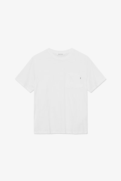Λευκό βαμβακερό T-shirt με κοντά μαν sleeves, στρογγυλή λαιμόκοψη και τσέπη στη αριστερή πλευρά του στήθους. Περιλαμβάνει μια μικρή μαύρη ετικέτα στον θησαυρό.